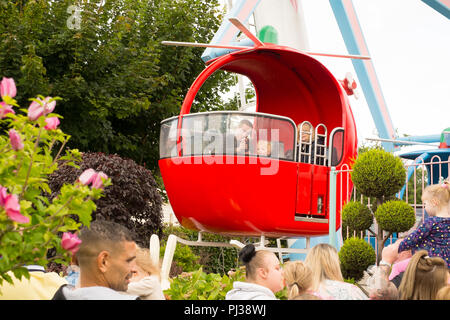 Mlle Lapins vol en hélicoptère ride, Peppa pig world, Paultons park, Romsey, Southampton, Angleterre, Royaume-Uni. Banque D'Images