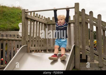 Garçon de deux ans à Paultons Park, Ower, Romsey, Southampton, Angleterre, Royaume-Uni. Banque D'Images