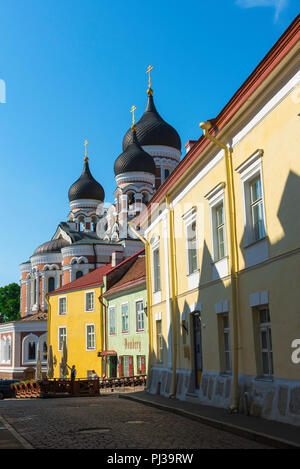 La colline de Toompea Tallinn, vue le long Pilskopi vers l'oignon dômes de la Cathédrale Orthodoxe Russe Alexandre Nevski sur la colline de Toompea, Tallinn, Estonie. Banque D'Images