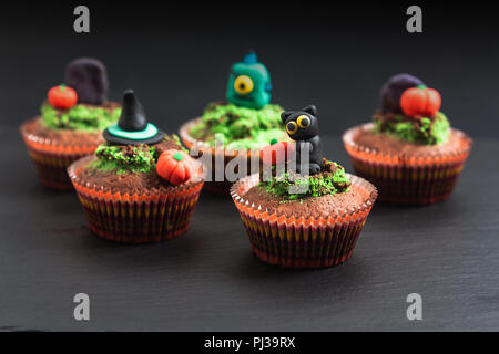 Halloween de fantaisie colorée alimentaire cupcake fondant brownies à décorer Banque D'Images