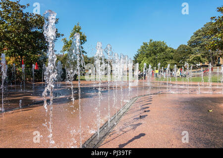 La fontaine d'eau dans la région de Bachelors Acre Park à Windsor, Royaume-Uni. Banque D'Images