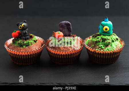 Halloween de fantaisie colorée alimentaire cupcake fondant brownies à décorer Banque D'Images
