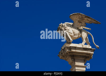 Statue de Lion de Saint Marc, symbole de l'ancienne République de Venise, faite en 1870 à la d'une colonne de "Piazza dei Signori" (Lord's Square) dans le centre de Banque D'Images