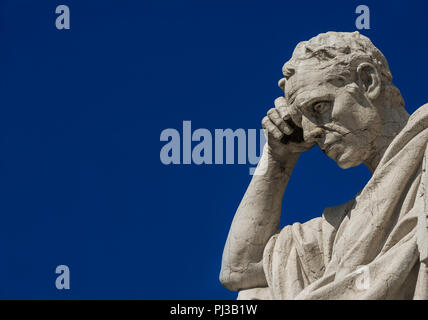 Statue homme dans l'acte de penser contre le ciel bleu. Ancient Roman Julian le juriste statue érigée à la fin du 19ème siècle en face de l'ancien Pala Banque D'Images