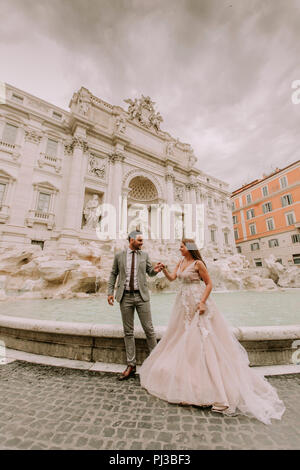 Joli jeune couple de mariage par fontaine de Trevi à Rome, Italie Banque D'Images