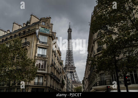 La Tour Eiffel vue depuis la rue d'un Banque D'Images