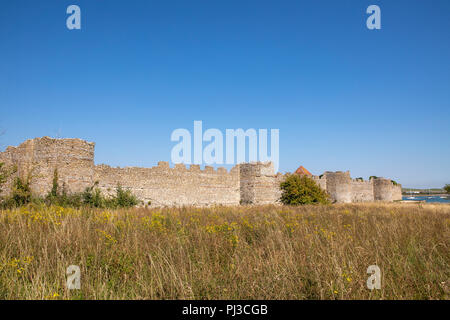 En dehors de l'impressionnant mur de Portchester Castle près de Portsmouth dans le Hampshire. Un ciel bleu au-dessus de la forteresse médiévale. Banque D'Images