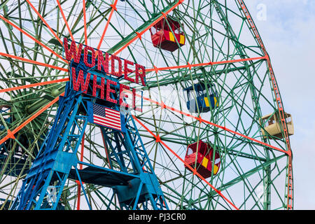 La ville de New York. La Wonder Wheel, un 45,7 mètres (150 pieds) de haut Grande roue excentrique construite en 1920 et située à Deno's Wonder Wheel Amusement Park, en Banque D'Images