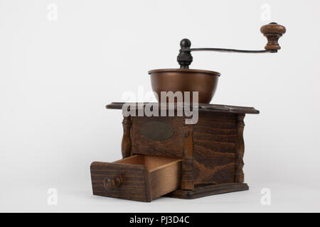 Une rectifieuse de café sur le fond blanc en studio. Banque D'Images