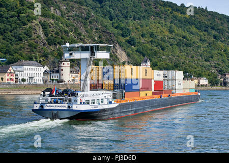 Carinalexander, inland motor freighter, 135m, des Pays-Bas, du transport de conteneurs sur le Rhin près de Sankt Goar Banque D'Images