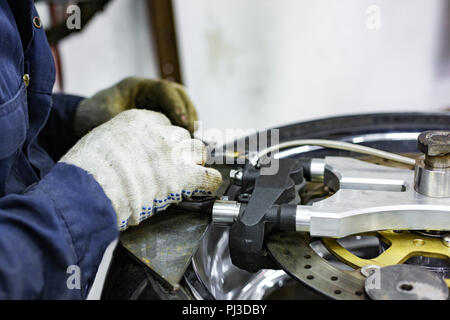 Mécanicien automobile professionnel travaillant en service de réparation automobile Banque D'Images