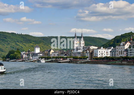 Boppard sur le Rhin, avec les tours jumelles de l'église St Severus comme repère. Banque D'Images