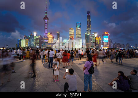 Famille prend une photo le long du Bund à Shanghai (Chine) à l'horizon à l'arrière-plan et d'énormes foules le long de la promenade. Banque D'Images