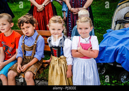 Les enfants en costume traditionnel tyrolien de pantalons pour les garçons et pour les filles du dirndl assister à jour de favoritisme à Reith bei Seefeld, Autriche Banque D'Images