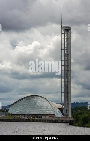 Glasgow, Scotland, UK - 17 juin 2012 : Centre des sciences de Glasgow et Glasgow au tour du bassin de l'inclinaison sur la rivière Clyde en forte cloudscape. Banque D'Images