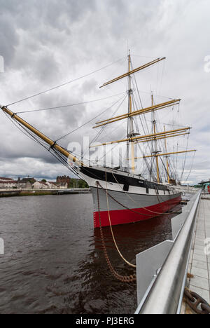 Glasgow, Scotland, UK - 17 juin 2012 : Glenlee gris, rouge et jaune grand navire amarré au Maritime Museum sous le gel sur cloudscape Rivière Clyde et harb Banque D'Images