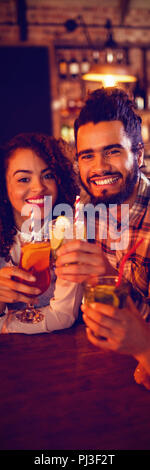 Portrait of young friends having drinks Banque D'Images