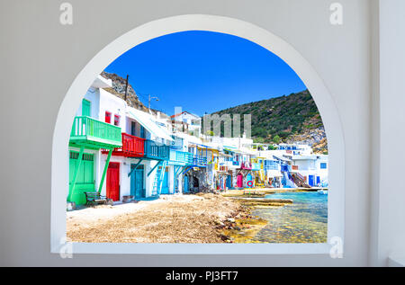 Klima Village (village grec traditionnel par la mer, l''établissement de style) avec sirmata - maisons de pêcheurs traditionnels, l'île de Milos, Cyclades, Grèce Banque D'Images