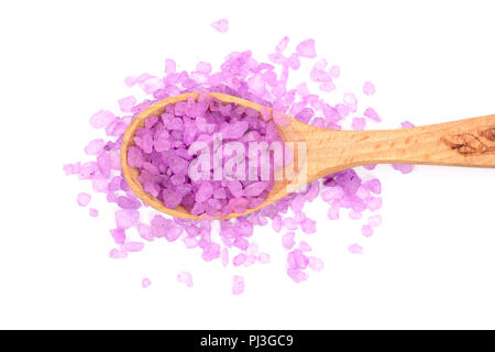 Sel de mer violette en cuillère en bois isolé sur fond blanc, la lavande. Vue d'en haut. Mise à plat Banque D'Images