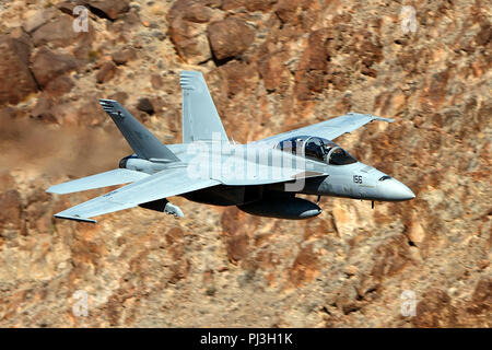 United States Navy Boeing F/A-18F Super Hornet (156) côté de la VFA-122 Flying Eagles squadron vole bas niveau sur la transition par Star Wars Jedi Canyon / Rainbow Canyon, Death Valley National Park, Panamint Springs, California, United States of America Banque D'Images