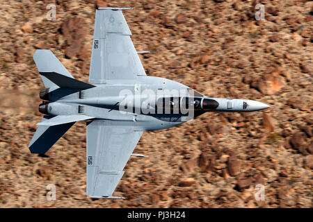 United States Navy Boeing F/A-18F Super Hornet (156) côté de la VFA-122 Flying Eagles squadron vole bas niveau sur la transition par Star Wars Jedi Canyon / Rainbow Canyon, Death Valley National Park, Panamint Springs, California, United States of America Banque D'Images