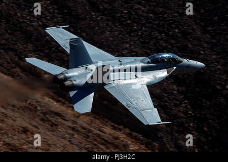 United States Navy Boeing F/A-18F Super Hornet (156) côté de la VFA-122 Flying Eagles squadron vole bas niveau sur la transition par Star Wars Jedi Canyon / Rainbow Canyon, Death Valley National Park, Panamint Springs, California, United States of America Banque D'Images