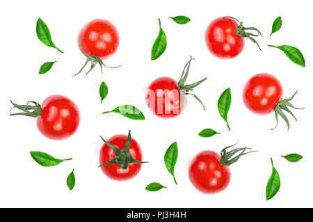 Petites tomates cerises décorées avec des feuilles vert isolé sur fond blanc. Définir ou de collection. Vue d'en haut. Mise à plat Banque D'Images