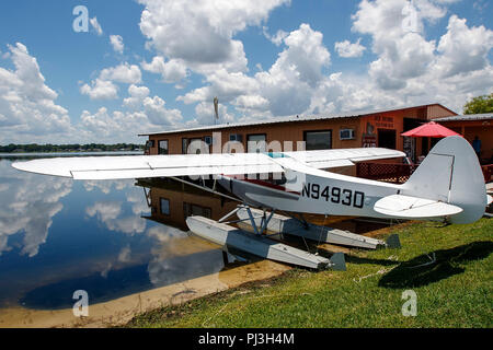 1958 Piper PA-18-150 Super Cub (N9493D) échoué sur les rives du lac de Jessie, Jack Brown's Seaplane Base (F57), Winter Haven, Florida, United States of America Banque D'Images