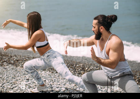 Le réchauffement de l'extérieur, deux squats faire ensemble Banque D'Images