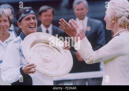 CONCHITA MARTINEZ SOSTENIENDO EL TROFEO de Wimbledon en 1994. Banque D'Images