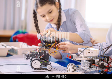 Concentrés caucasian girl création jouet technique Banque D'Images