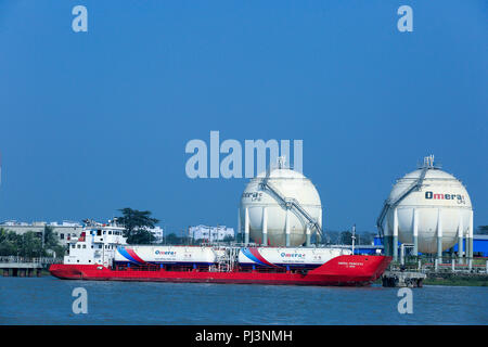 Omera usine de gaz GPL Omera One Ltd sur la rive de la rivière Pasur. Mongla, Bagerhat, Bangladesh Banque D'Images