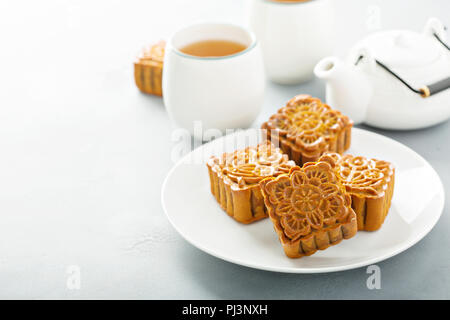 Mooncakes traditionnelles chinoises avec la pâte de haricots et de lotus Banque D'Images