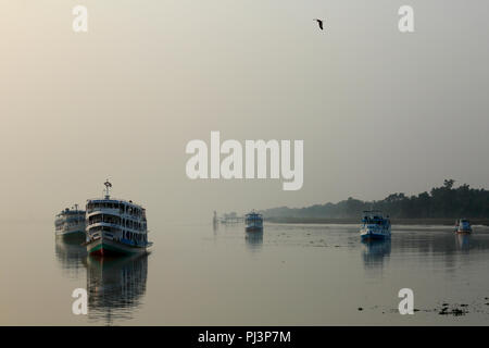 Navires de tourisme ancré près du Kochikhali office des forêts dans les Sundarbans. Bagerhat, Bangladesh. Banque D'Images