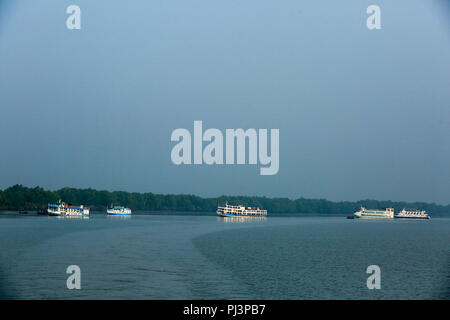 Navires de tourisme ancré près du bureau forestier de Kotka dans les Sundarbans. Bagerhat, Bangladesh. Banque D'Images