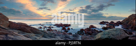 Seascape extrême-orientale à proximité de l'Extrême-Orient. Coucher de soleil sur la baie de l'Oussouri Russie Primorsky Krai. Banque D'Images