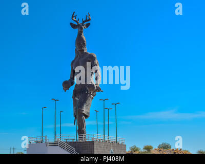 Ciudad Obregon, Mexique - 30 octobre 2016 : les Indiens yaqui géant statue. Les Yaquis sont un groupe autochtone du Mexique. Banque D'Images