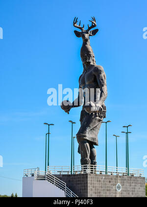 Ciudad Obregon, Mexique - 30 octobre 2016 : les Indiens yaqui géant statue. Les Yaquis sont un groupe autochtone du Mexique. Banque D'Images