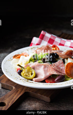 L'antipasto platter avec légumes marinés, olives, fromages et charcuteries Banque D'Images