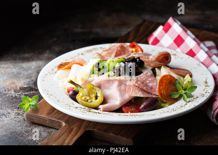 L'antipasto platter avec légumes marinés, olives, fromages et charcuteries Banque D'Images
