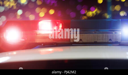 Voiture de police de l'unité spécialisée dans la nuit. Clignote rouge et bleu sur la voiture du véhicule d'urgence. Feux de circulation de la police au cours de s Banque D'Images