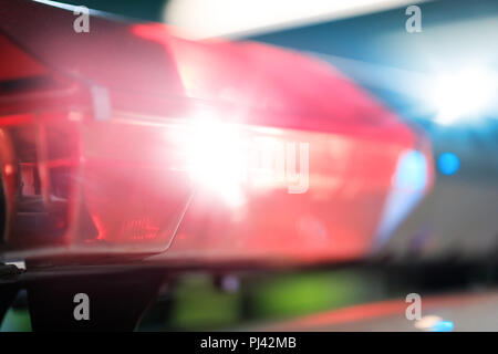 Clignote rouge sur la voiture du véhicule d'urgence de nuit. Voiture de police de l'unité spécialisée dans la nuit. Feux de circulation de la police au cours de s Banque D'Images