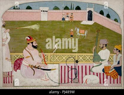 Bahadur Singh fume un narguilé sur une terrasse avec deux musiciens 125124438). Banque D'Images