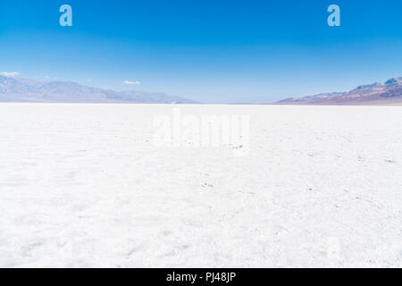 Mauvaise qualité de l'eau paysage bassin sur journée ensoleillée ,Death Valley National Park, California, USA. Banque D'Images