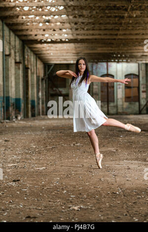 Danseuse de Ballet solo en pointe dans un entrepôt abandonné Banque D'Images