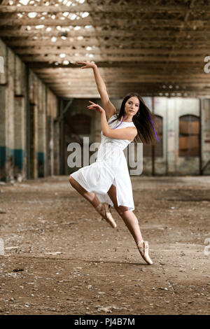 Danseuse de Ballet solo en pointe dans un entrepôt abandonné Banque D'Images