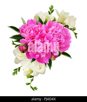 Fleurs de freesia blanc et rose de pivoines dans une belle composition isolé sur fond blanc Banque D'Images