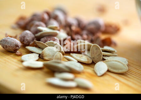 Arachides salées et pumkin seeds blancs - vue rapprochée Banque D'Images