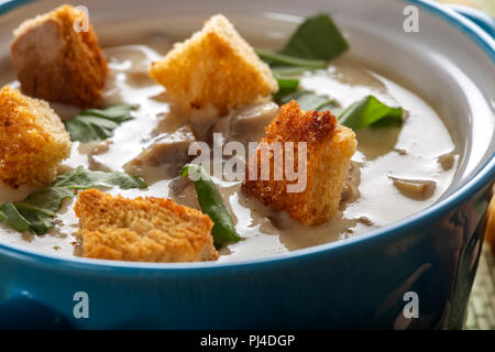 Crème de champignons soupe avec des croûtons et des herbes - vue rapprochée Banque D'Images