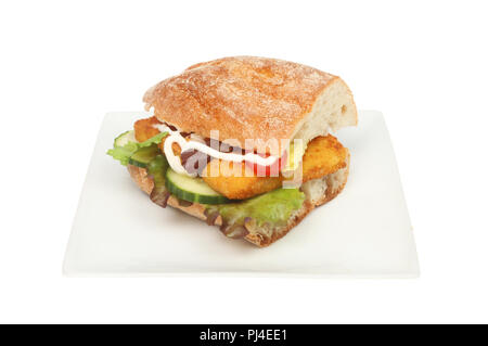 Les bâtonnets de poisson et de la salade dans un rouleau sur une assiette ciabatta isolés contre white Banque D'Images